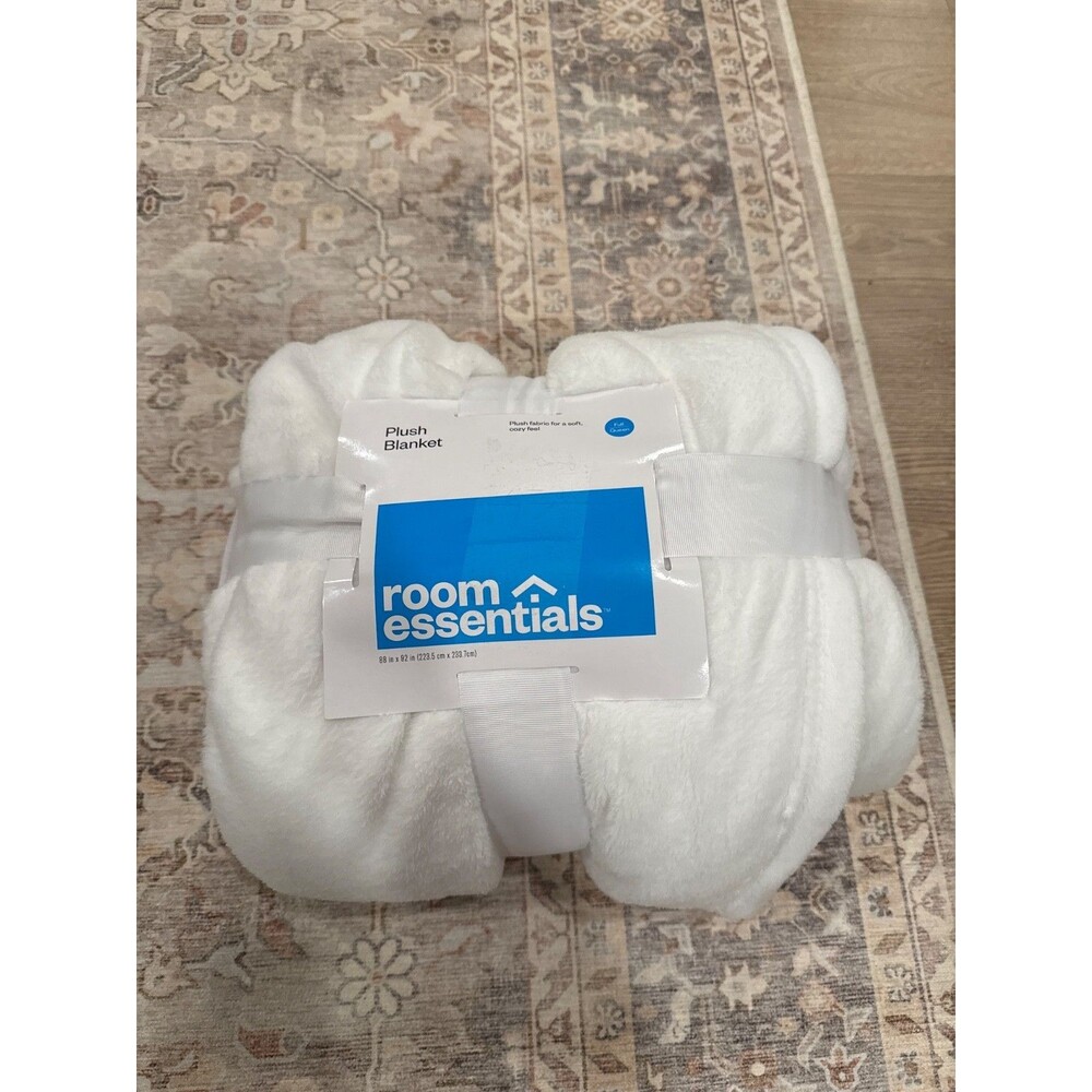 New with tags! Full /Queen Solid white Jacquard Plush Blanket - Room Essentials